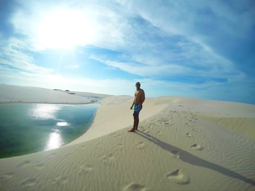 Dunas brancas e céu azul nos Lençóis Maranhenses