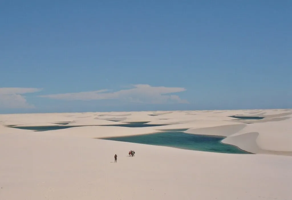 Lagoas de água verde entre dunas brancas nos Lençóis Maranhenses