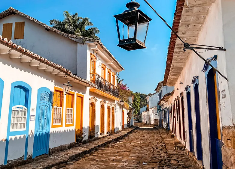 Rua de pé de moleque no centro histórico
